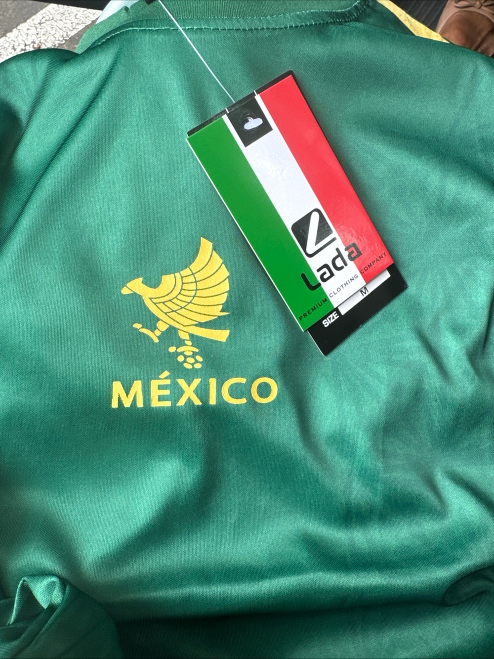 NWT ‘s Mexico Unisex Soccer Jersey Featuring Gold Eagle Emblem and MÉXICO Size M
